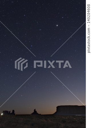 在紀念碑谷的星空下,矗立著哨兵台地和大印第安山。 在紀念碑谷的星空下,矗立著哨兵台地和大印第安山。 140284608