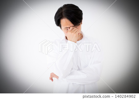白色背景下,一位情緒低落的中年男子的肖像 白色背景下,一位情緒低落的中年男子的肖像 140284902