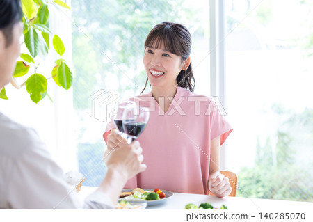 Drinking during the day, drinking at home, men and women drinking alcohol Drinking during the day, drinking at home, men and women drinking alcohol 140285070