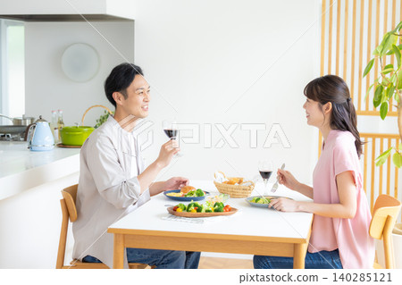 白天飲酒、在家飲酒、男女飲酒 白天飲酒、在家飲酒、男女飲酒 140285121
