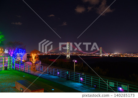 從淡路服務區看到的明石海峽大橋夜景 從淡路服務區看到的明石海峽大橋夜景 140285173