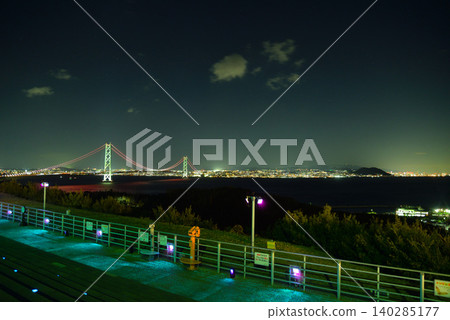 從淡路服務區看到的明石海峽大橋夜景 從淡路服務區看到的明石海峽大橋夜景 140285177