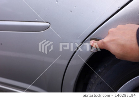 打磨汽車擋泥板上的刮痕的過程。 打磨汽車擋泥板上的刮痕的過程。 140285194