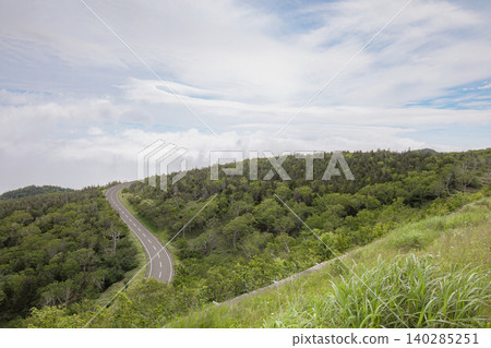 A sky-high road running through Shiretoko Pass in early summer A sky-high road running through Shiretoko Pass in early summer 140285251