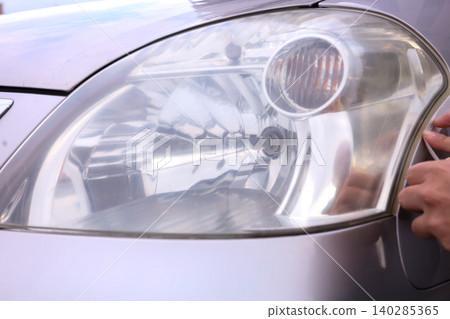 Masking before headlight cleaning Masking before headlight cleaning 140285365