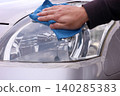 Cleaning cloudy headlights 140285383