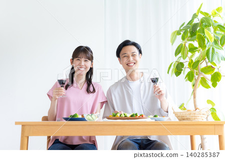 白天飲酒、在家飲酒、男女飲酒 白天飲酒、在家飲酒、男女飲酒 140285387