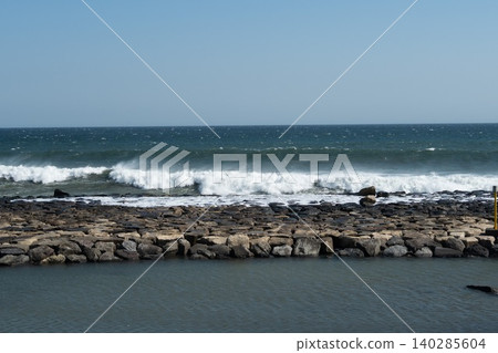 藍天、地平線和白色波浪 140285604