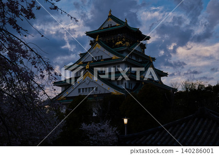 大阪城在壯麗的夜空中巍然聳立 大阪城在壯麗的夜空中巍然聳立 140286001