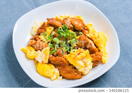 一張日式照燒雞肉和雞蛋翻炒的照片，醬汁甜鹹適中。 140286125