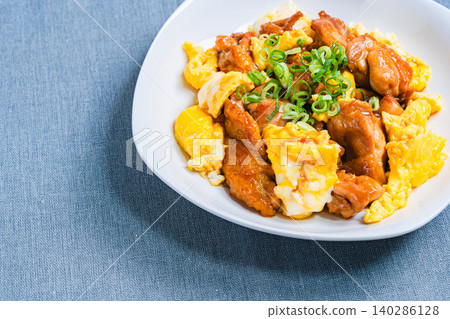 一張日式照燒雞肉和雞蛋翻炒的照片,醬汁甜鹹適中。 一張日式照燒雞肉和雞蛋翻炒的照片,醬汁甜鹹適中。 140286128