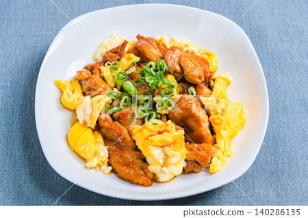 一張日式照燒雞肉和雞蛋翻炒的照片,醬汁甜鹹適中。 一張日式照燒雞肉和雞蛋翻炒的照片,醬汁甜鹹適中。 140286135
