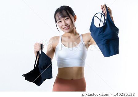 熱愛健身的酷女孩：選擇合適的瑜珈和訓練服裝，並保持身材苗條。 140286138