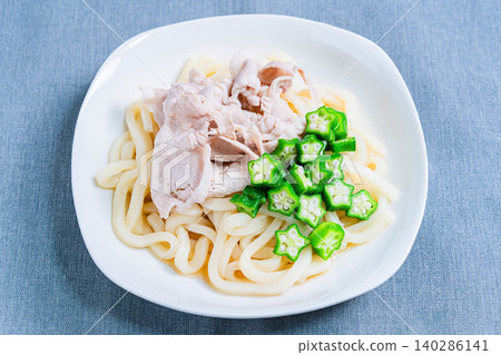 Cold udon noodles with pork shabu-shabu and okra: A refreshing Japanese-style udon dish perfect for summer (photo). Cold udon noodles with pork shabu-shabu and okra: A refreshing Japanese-style udon dish perfect for summer (photo). 140286141