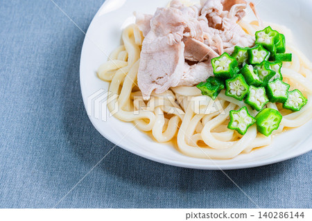 冷烏龍麵配豬肉涮涮鍋和秋葵:一道清爽的日式烏龍麵,非常適合夏天享用(圖)。 冷烏龍麵配豬肉涮涮鍋和秋葵:一道清爽的日式烏龍麵,非常適合夏天享用(圖)。 140286144