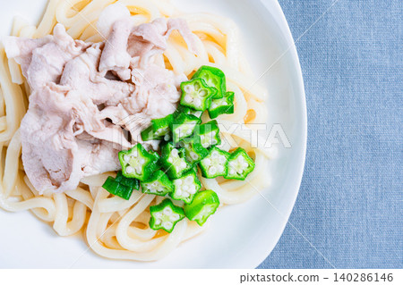 Cold udon noodles with pork shabu-shabu and okra: A refreshing Japanese-style udon dish perfect for summer (photo). 140286146