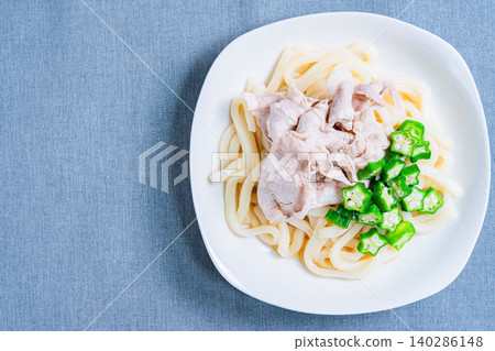 冷烏龍麵配豬肉涮涮鍋和秋葵:一道清爽的日式烏龍麵,非常適合夏天享用(圖)。 冷烏龍麵配豬肉涮涮鍋和秋葵:一道清爽的日式烏龍麵,非常適合夏天享用(圖)。 140286148