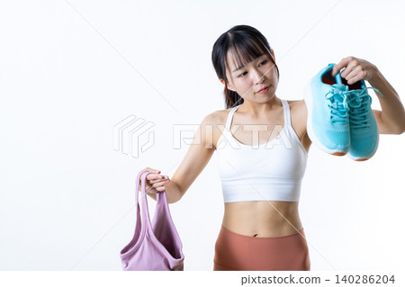 給身材姣好的時尚女性:如何選擇合適的瑜珈和訓練服裝。 給身材姣好的時尚女性:如何選擇合適的瑜珈和訓練服裝。 140286204