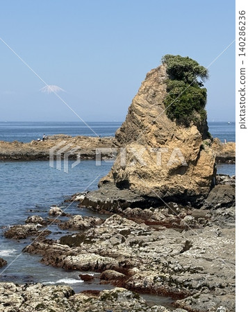 從三浦半島南端的岩石海岸眺望大海。 從三浦半島南端的岩石海岸眺望大海。 140286236