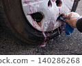 The process of cleaning iron filings attached to the wheels with an iron filing remover cleaner. 140286268