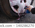The process of cleaning iron filings attached to the wheels with an iron filing remover cleaner. 140286270