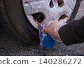 The process of cleaning iron filings attached to the wheels with an iron filing remover cleaner. 140286272