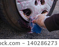 The process of cleaning iron filings attached to the wheels with an iron filing remover cleaner. 140286273