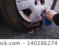 The process of cleaning iron filings attached to the wheels with an iron filing remover cleaner. 140286274