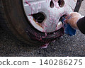 The process of cleaning iron filings attached to the wheels with an iron filing remover cleaner. 140286275