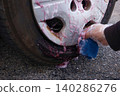 The process of cleaning iron filings attached to the wheels with an iron filing remover cleaner. 140286276