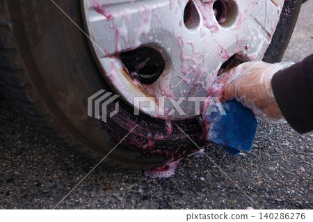 使用鐵屑清除劑清潔附著在車輪上的鐵屑的過程。 140286276