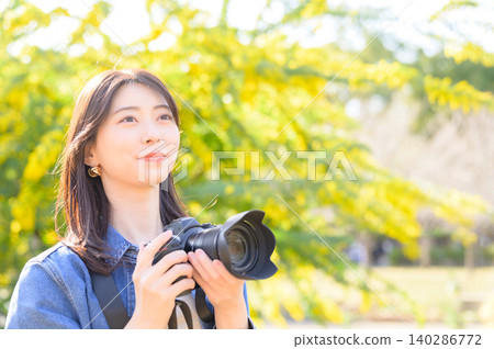 日本女子喜歡在戶外拍照 140286772