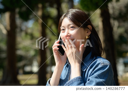 日本女子在公園打電話時被嚇了一跳 140286777