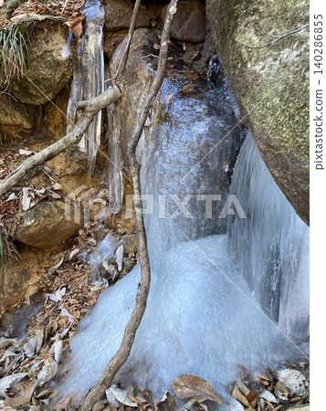 Frozen river Frozen river 140286855