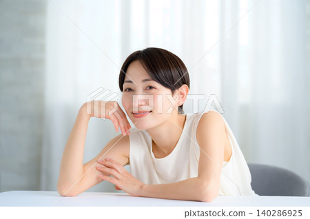 一張日本女性手托下巴的美麗照片。 一張日本女性手托下巴的美麗照片。 140286925