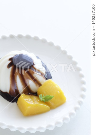 Almond tofu and mango with chocolate sauce Almond tofu and mango with chocolate sauce 140287100
