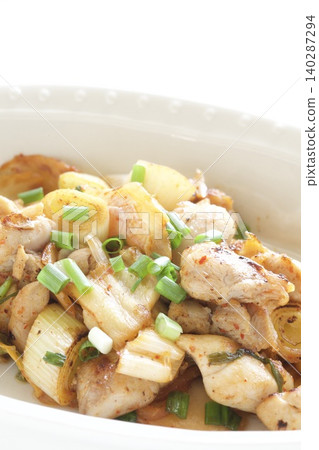 雞肉蔥泡菜炒菜 雞肉蔥泡菜炒菜 140287294