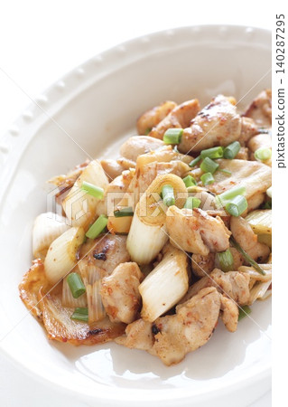 雞肉蔥泡菜炒菜 140287295