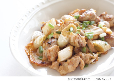 雞肉蔥泡菜炒菜 雞肉蔥泡菜炒菜 140287297
