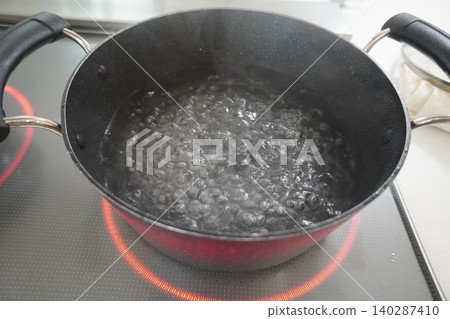 The water in the pot boiling vigorously on the induction cooktop The water in the pot boiling vigorously on the induction cooktop 140287410