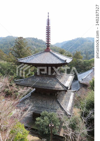 國寶一乘寺的三層寶塔頂部呈現波浪形屋頂。 國寶一乘寺的三層寶塔頂部呈現波浪形屋頂。 140287527