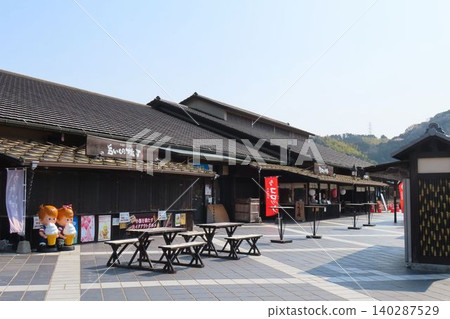 岸和田服務區(出城方向車道)的設計仿照江戶時代的連棟別墅。 岸和田服務區(出城方向車道)的設計仿照江戶時代的連棟別墅。 140287529