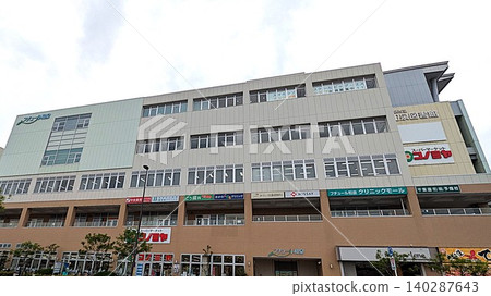位於泉府中站前的Futur Izumi Konomiya,以及泉市圖書館 位於泉府中站前的Futur Izumi Konomiya,以及泉市圖書館 140287643