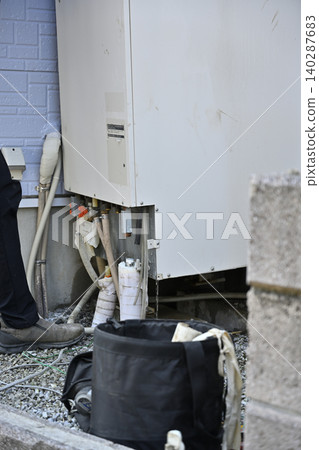 EcoCute installation and replacement work: hot water storage tank unit and heat pump unit. EcoCute installation and replacement work: hot water storage tank unit and heat pump unit. 140287683