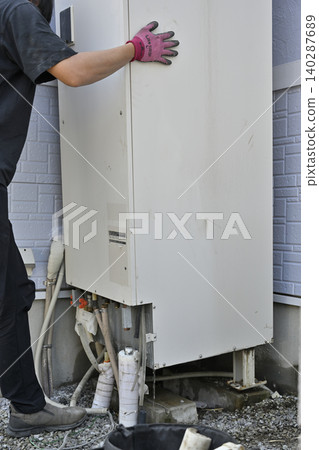 EcoCute installation and replacement work: hot water storage tank unit and heat pump unit. EcoCute installation and replacement work: hot water storage tank unit and heat pump unit. 140287689