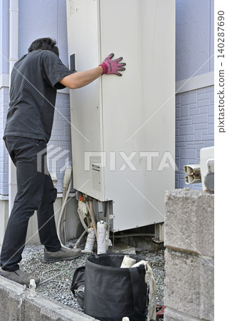 EcoCute installation and replacement work: hot water storage tank unit and heat pump unit. EcoCute installation and replacement work: hot water storage tank unit and heat pump unit. 140287690