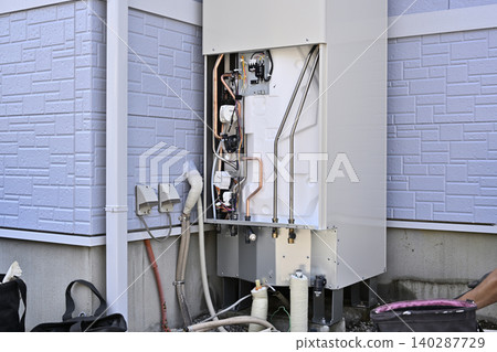 EcoCute installation and replacement work: hot water storage tank unit and heat pump unit. 140287729