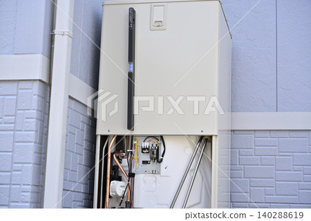 EcoCute (heat pump water heater) installation/replacement work: checking the tilt with a spirit level, storage tank, and heat pump unit. EcoCute (heat pump water heater) installation/replacement work: checking the tilt with a spirit level, storage tank, and heat pump unit. 140288619