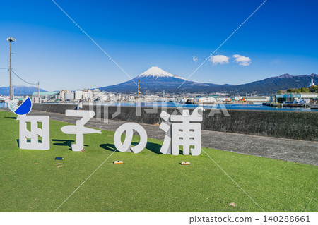 The lettering monument in Tagonoura, Fuji City, and the view of Mt. Fuji (Shizuoka Prefecture) 140288661