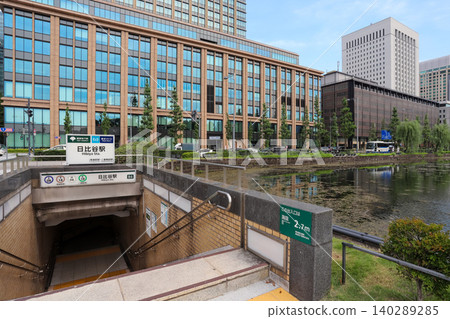 位於皇宮前商業區的地鐵站入口 位於皇宮前商業區的地鐵站入口 140289285